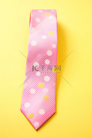 粉红色背景，可以看到彩色黄色圆点领带