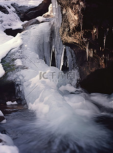 冰冷的瀑布从树林中的洞穴中喷涌而出