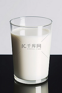 玻璃杯牛奶背景图片_一杯牛奶，顶部边缘朝上