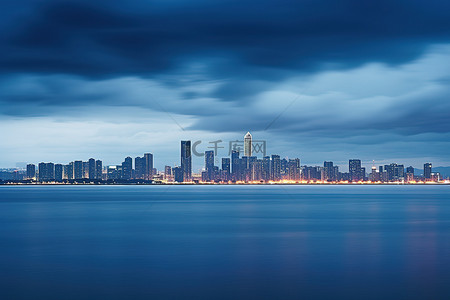 海湾城市背景图片_从大片水域看到的一个大海湾和城市天际线