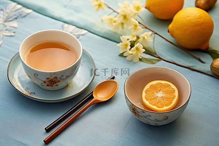 茶匙和柠檬坐在茶和食物中间