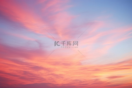 背景夕阳背景图片_日落时的红色粉色和粉色夕阳天空
