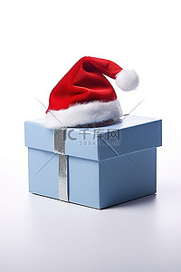 白色背景上的圣诞帽和蓝色圣诞礼物盒