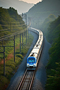 火车沿着铁轨穿过山谷