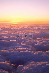 看日出背景图片_日落在云层上看着飞机窗外