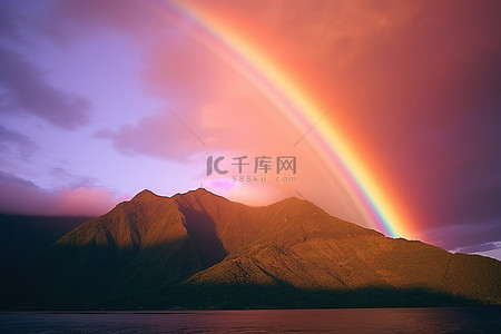 彩虹山背景图片_当夏威夷的日落时，可以看到粉红色和紫色的彩虹