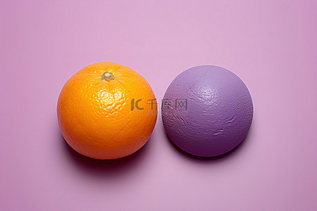 一个橙子靠近一个紫色球形水果