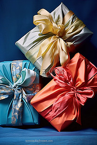 五个大礼品袋，上面铺着彩色丝带，放在蓝色布上
