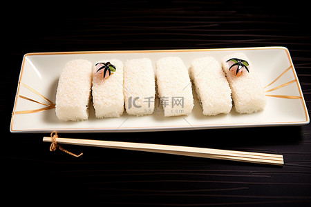 筷子和寿司背景图片_一个小托盘，里面有寿司米饭和筷子