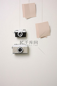 一台相机和一台挂在墙上的相机