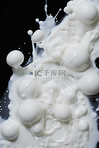 饮料冒气背景图片_在牛奶气泡和泡沫中