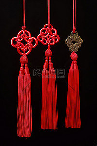 吊瓶杆子背景图片_白色的杆子和绳子上挂着四个红色的流苏