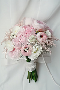蕾丝婚礼中的粉色白色新娘花束