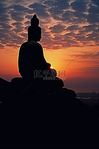 日落前岩石上坐着的佛像