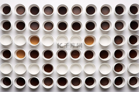 很多不同的杯子，里面有各种各样的咖啡
