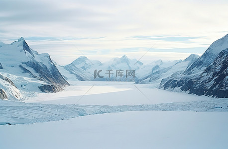 国内冰川背景图片_显示了冰川，上面有山脉和雪