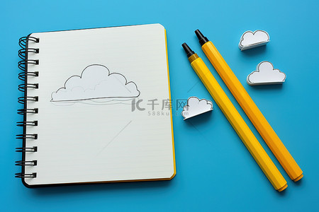 一些云和带有云的笔记本