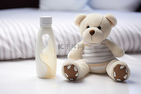 婴儿坐背景图片_坐在瓶子旁边的条纹泰迪熊
