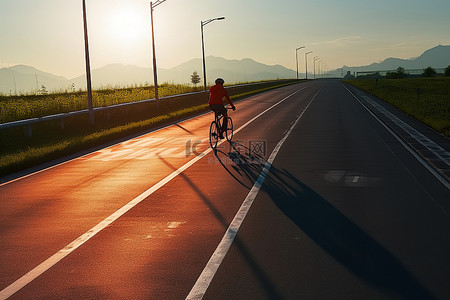 一个孤独的骑车人沿着阳光明媚的天空附近的自行车道骑行
