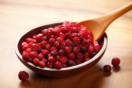 小红莓显示在木勺的底部