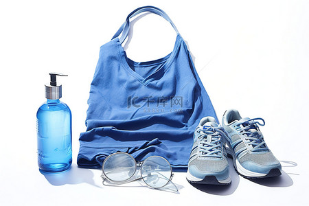 白色背景上一个人的蓝色衣服和运动鞋健身包和瓶子