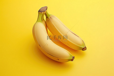 黄色背景中的两个香蕉