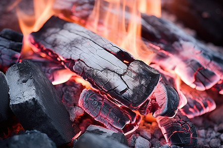扫码入库照片背景图片_烧烤炉中灼热木炭火的特写照片