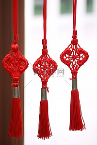白色的杆子和绳子上挂着四个红色的流苏