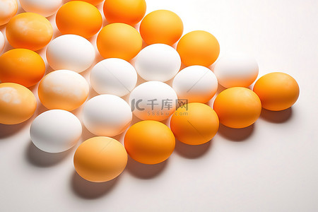白色的球背景图片_橙色和白色的鸡蛋排列成组，白色背景上的白色前景