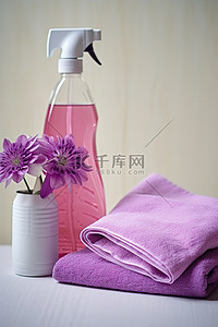 紫色擦拭布和清洁喷雾