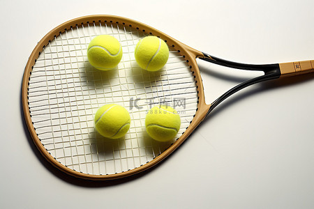 网球拍上有四个球