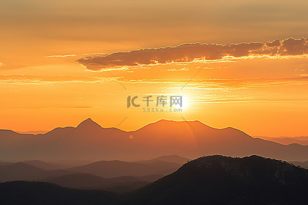 川背景背景图片_在泰国的一座山上看到日落