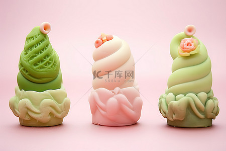 日本甜點背景图片_粉红色表面上的三个亚洲风格甜筒