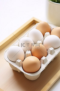 白桌上托盘里的鸡蛋