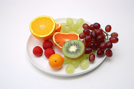 托盘上白碟中的各种水果，包括苹果橙子猕猴桃和葡萄