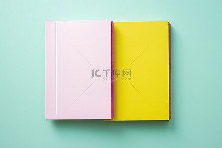 黄色背景上的两个彩色文具笔记本