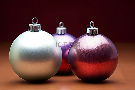 圣诞背景背景图片_三个银色和紫色圣诞球