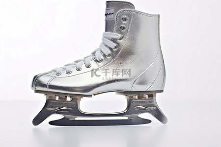 白色桌面上的一双溜冰鞋