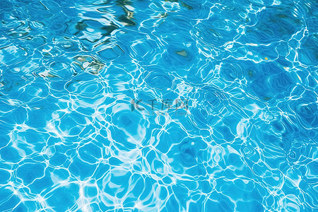 游泳池游泳背景图片_蓝色的水从游泳池里游泳