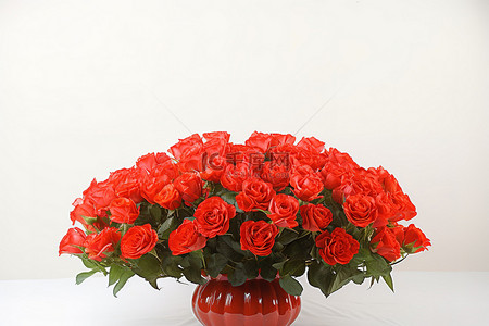一个装满红玫瑰的花瓶