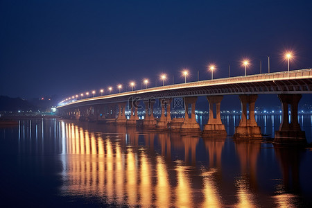 夜间水面上的一座长桥