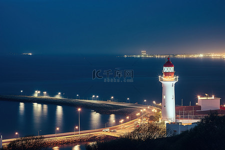 灯塔光背景图片_俯瞰城市顶部的两座灯塔在夜间亮起
