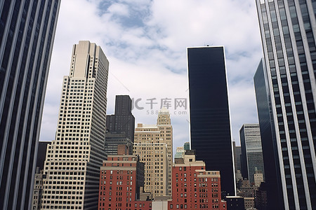 美国城市天空背景图片_天空多云的城市中的两栋建筑