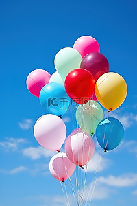 五颜六色的气球背景图片_五颜六色的气球在天空中飞翔