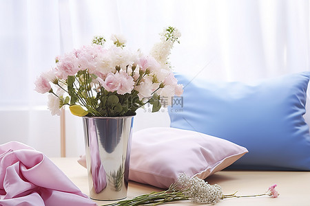 桌子上的鲜花，背景是枕头