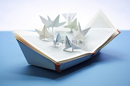 一本上面有纸船的书