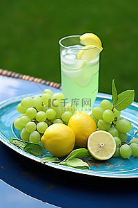 果柠檬背景图片_蓝色盘子里盛着葡萄和柠檬的拼盘