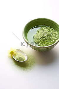 白色背景中装满绿色粉末的碗中的绿色抹茶粉