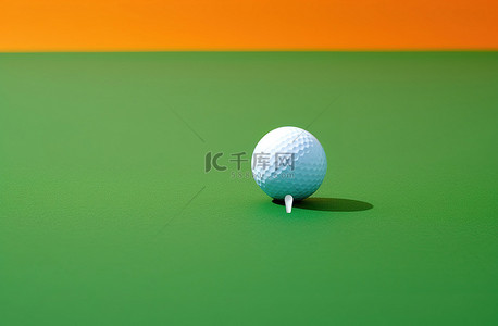 洞附近的白色高尔夫球