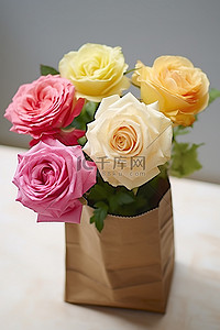 三朵玫瑰坐在棕色纸袋里